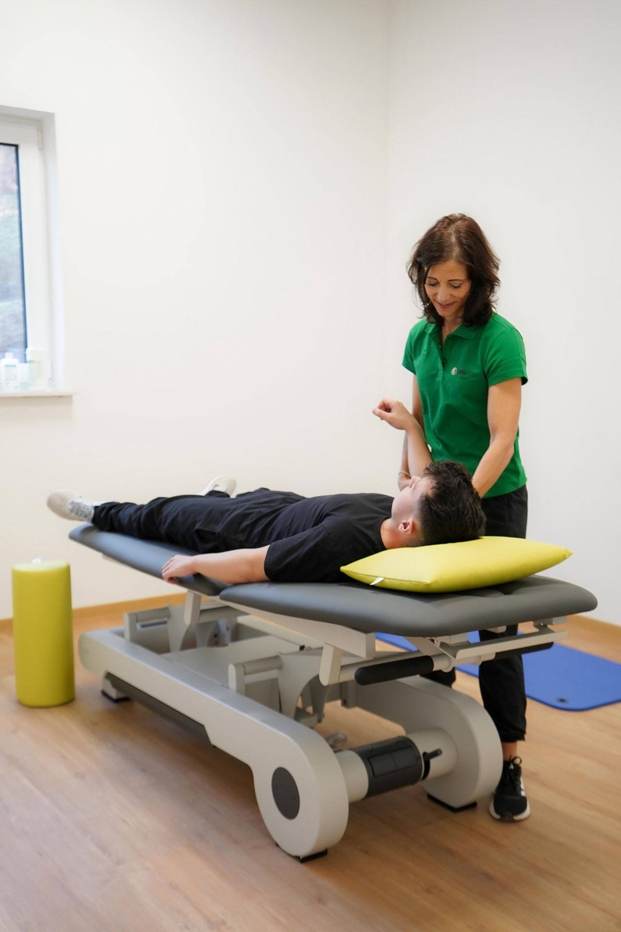 Behandlung auf der Therapieliege