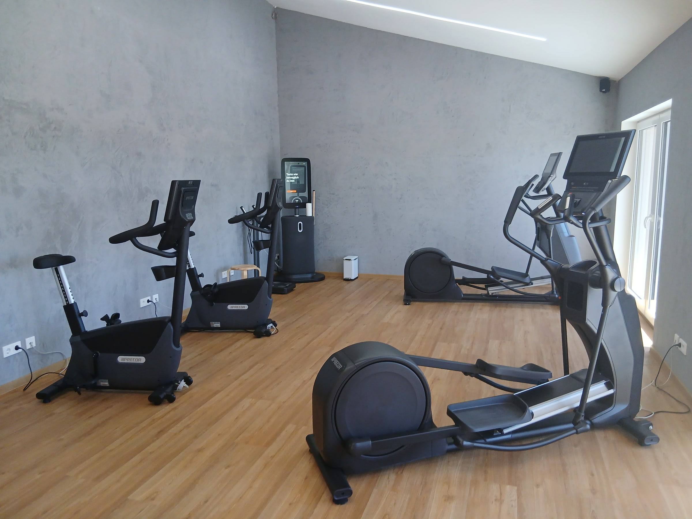 Cardioraum mit Ergometern und Crosstrainern