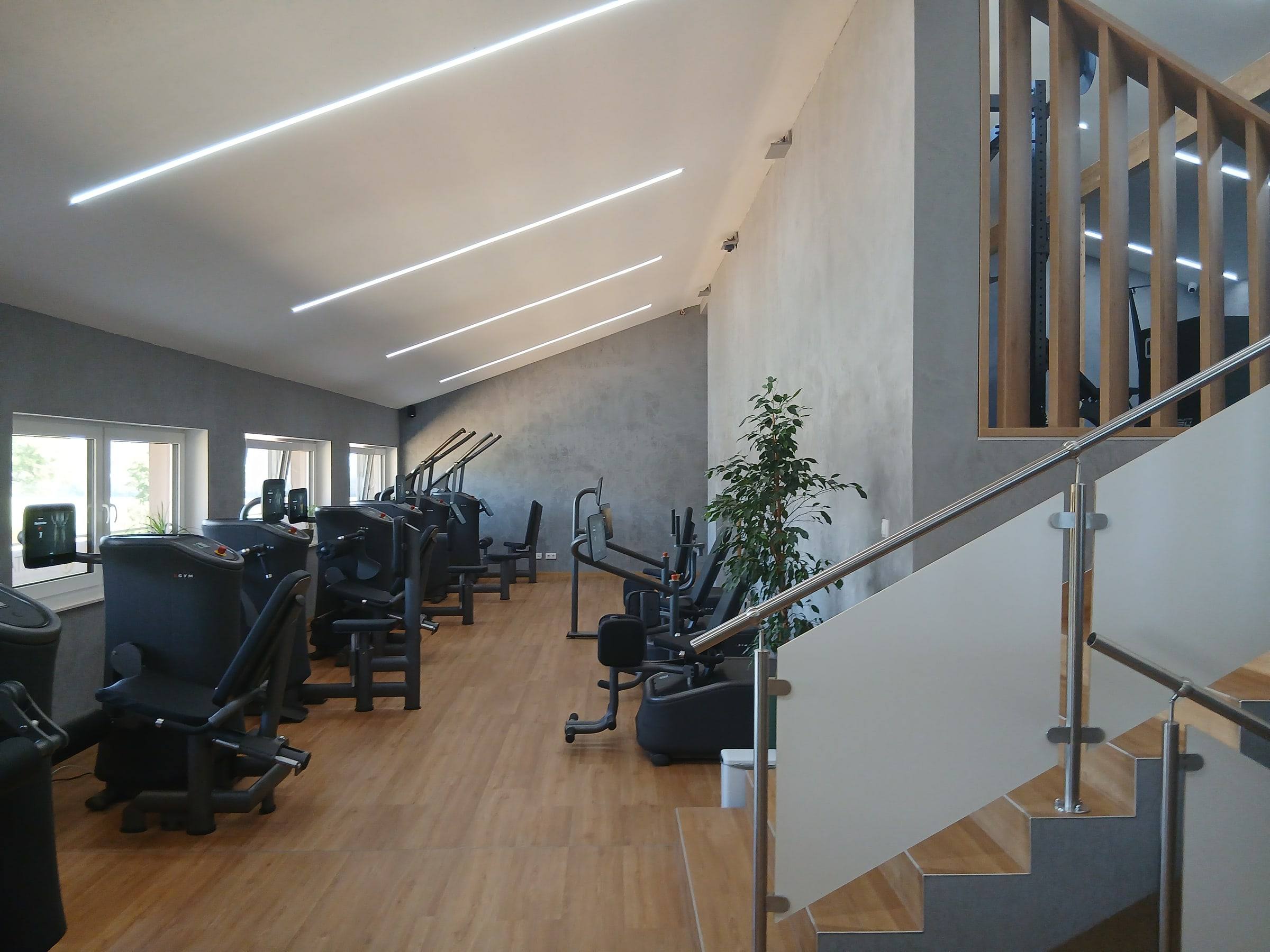 EGYM-Kraftgeräte in einem hellen Raum mit Holzboden und Fensterfront
