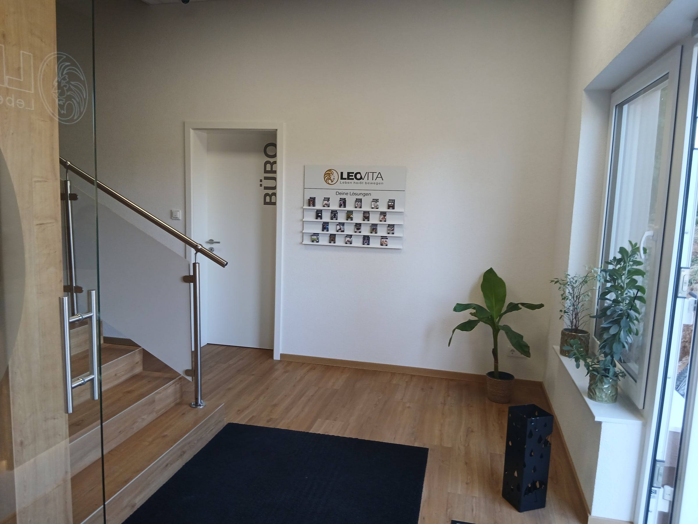 Eingangsbereich mit Treppe ins Obergeschoss und Pflanzen