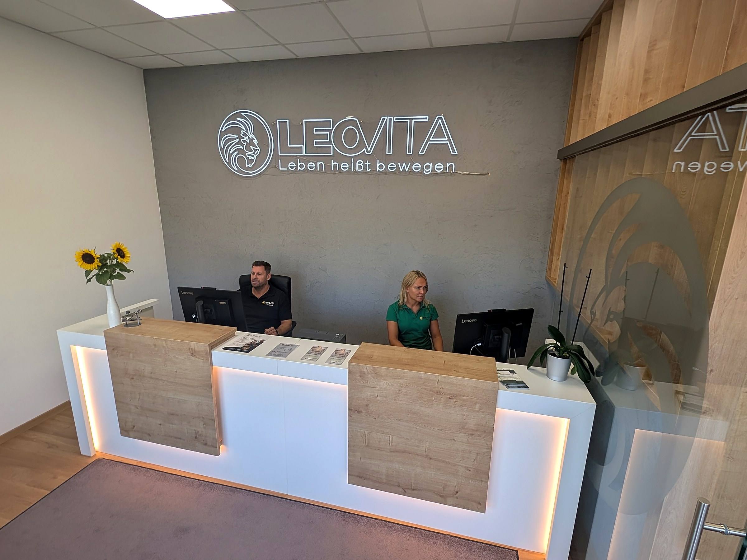 Empfang von LeoVita mit zwei Teammitgliedern an der Theke