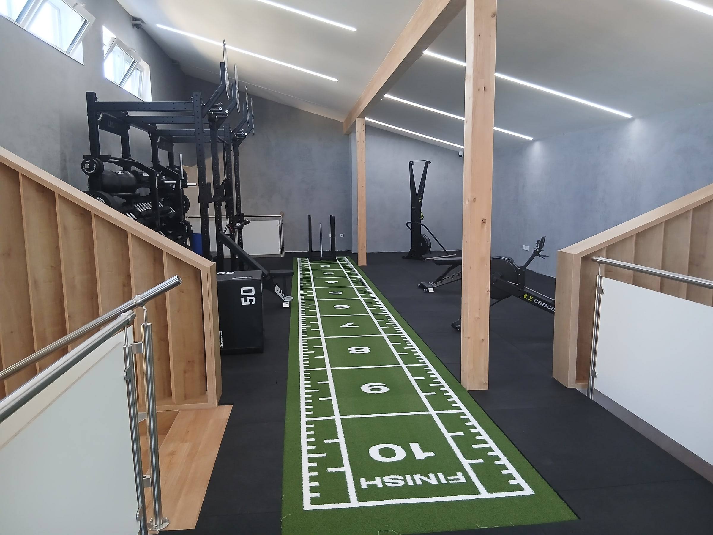 Functional-Raum mit grüner Trainingsbahn und Rig unter der Dachschräge