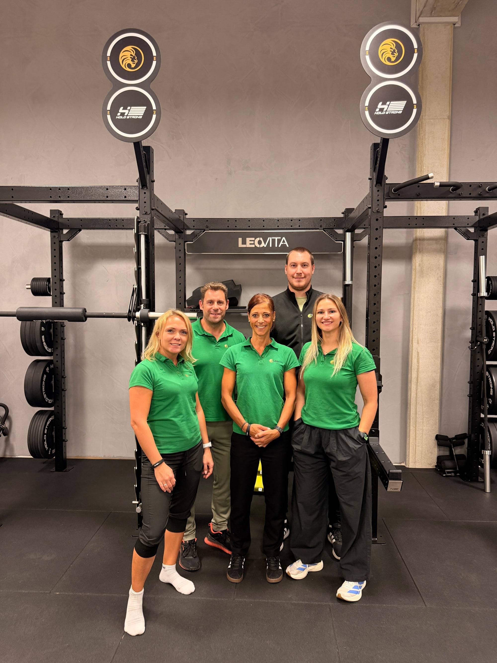 Das Team von LeoVita steht gemeinsam im Functional-Raum
