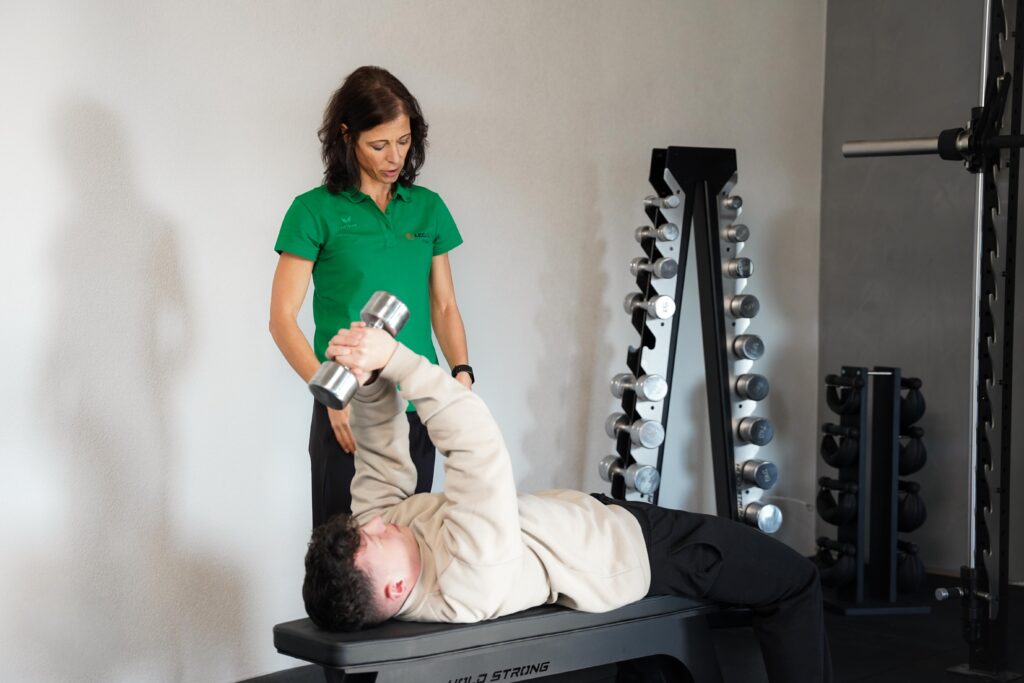 Gerätegestütztes Training bei LeoVita Physio